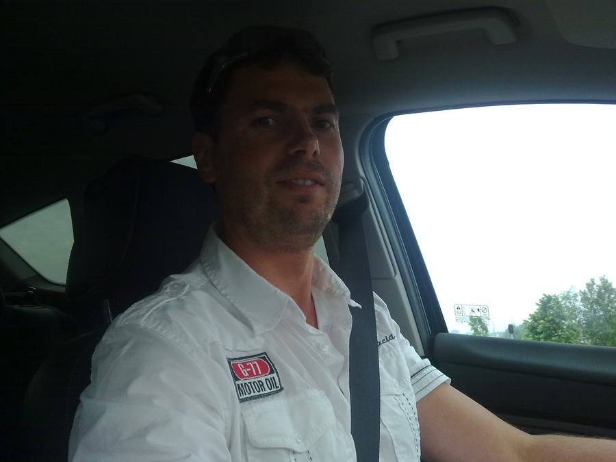Eric van der Veen achter het stuur van zijn lesauto